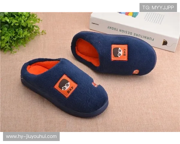 冬季必备足球拖鞋毛绒款让你在家中也能感受绿茵场的温暖激情